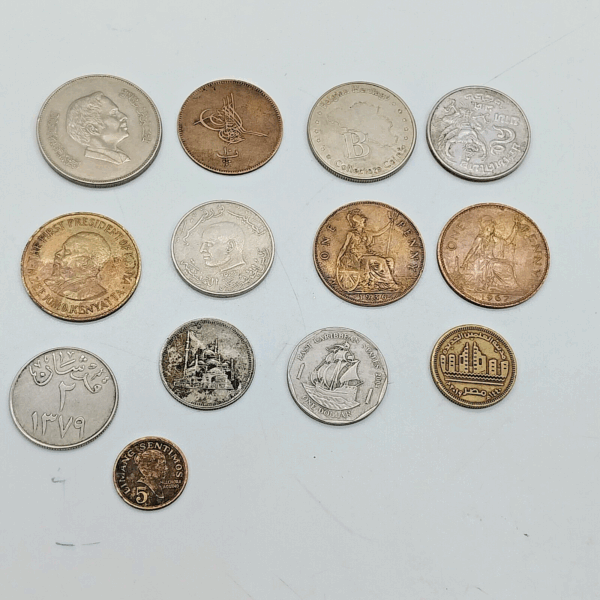 مجموعة من 13 عملة عالمية، السعودية، الأردن، تايلاند، بلجيكا، مصر، المملكة المتحدة، كينيا، الفلبين