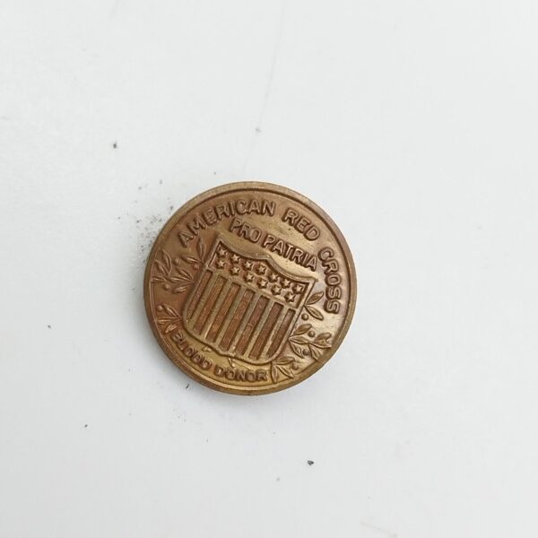 ⁦الولايات المتحدة الأمريكية، الصليب الأحمر الأمريكي، متبرع بالدم، برو باتريا، أربعينيات القرن العشرين، دبوس 14.65 مم⁩ - الصورة ⁦2⁩