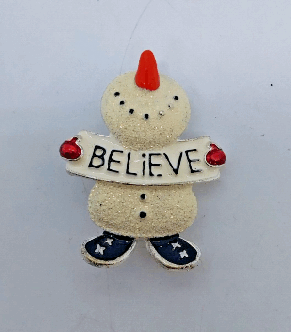 دبوس بروش من BELIEVE بتصميم رجل ثلج عتيق، معدني