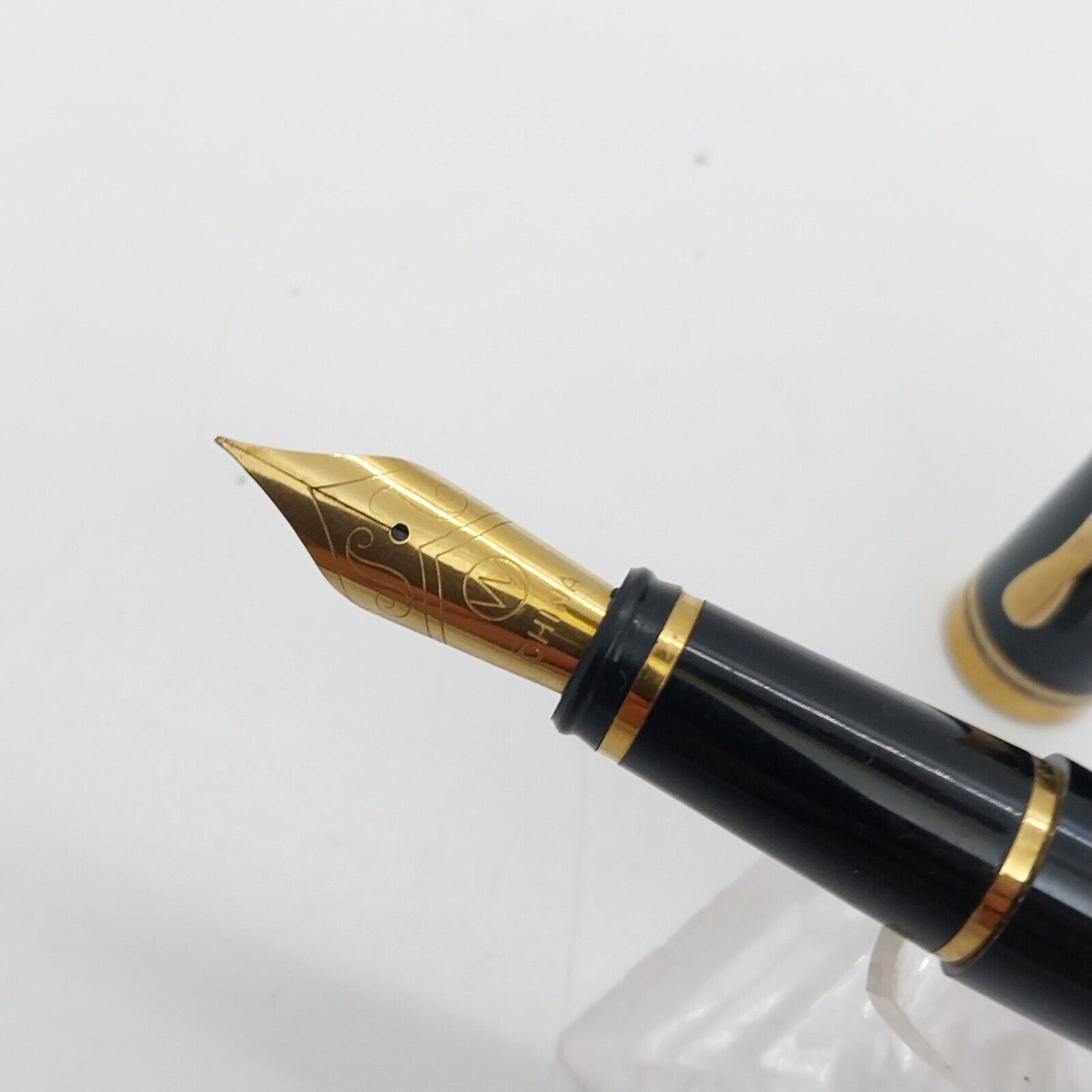 ⁦قلم حبر صيني عتيق، لون أسود بلاستيكي، رأس قلم ذهبي رقم 11380⁩ - الصورة ⁦2⁩