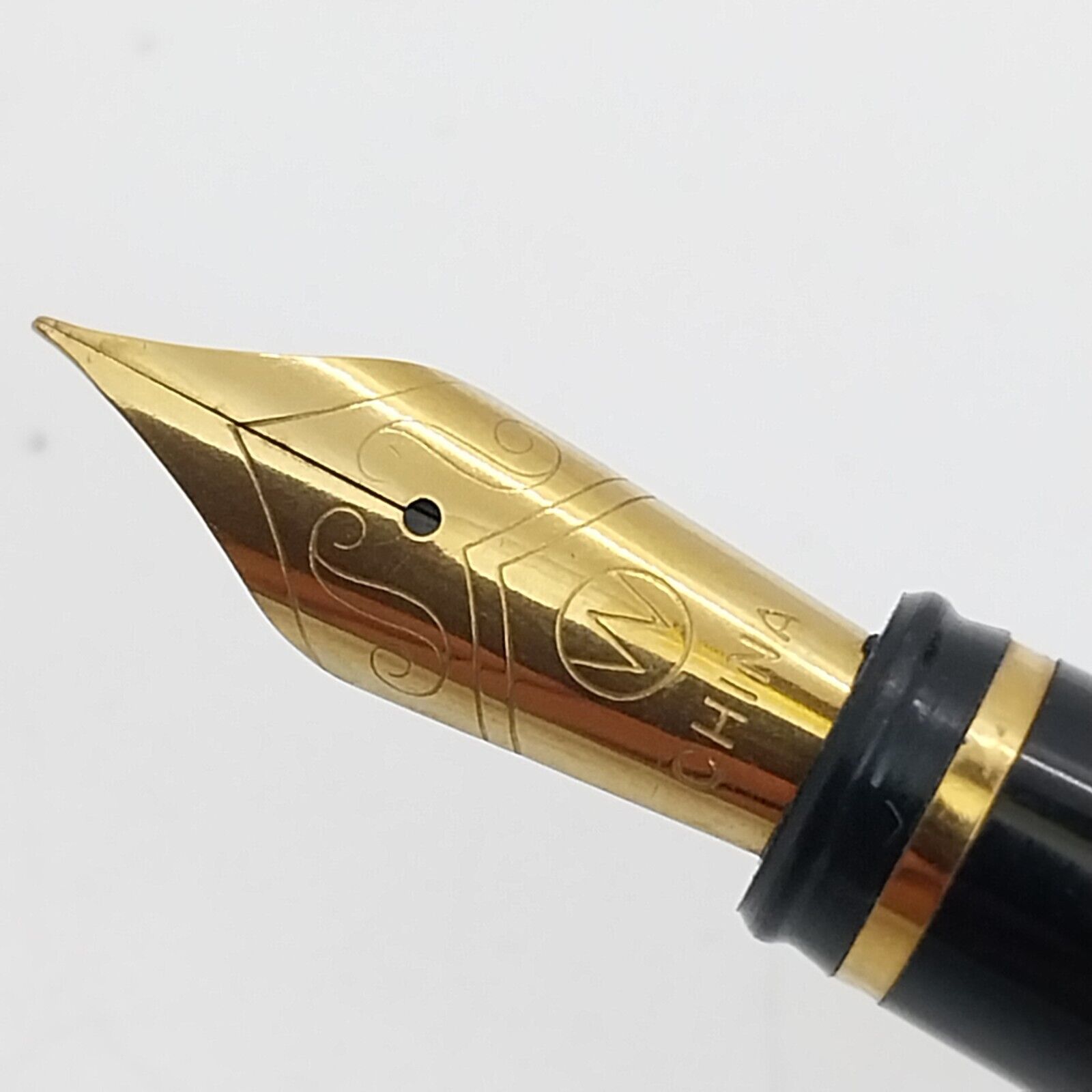 ⁦قلم حبر صيني عتيق، لون أسود بلاستيكي، رأس قلم ذهبي رقم 11380⁩ - الصورة ⁦3⁩