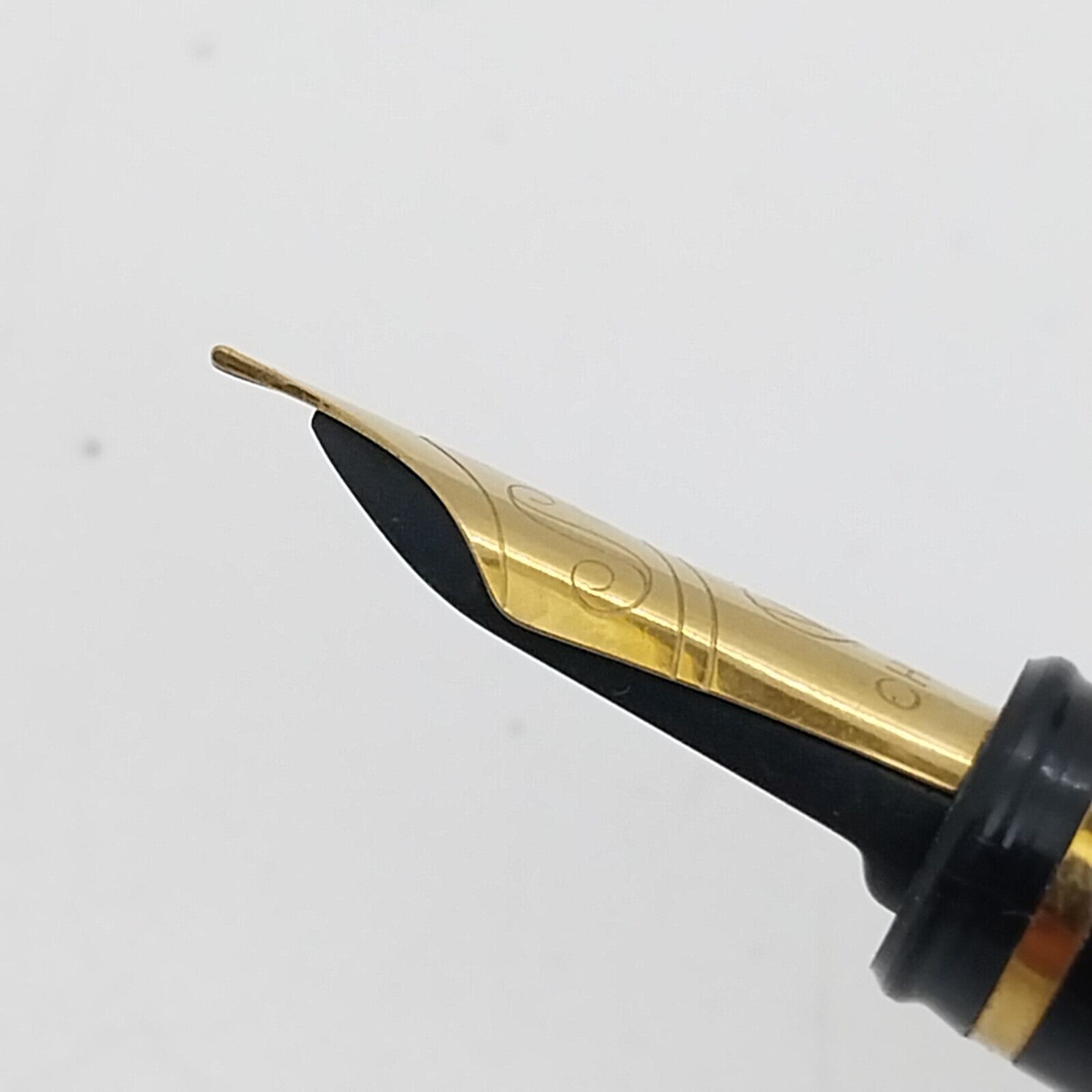 ⁦قلم حبر صيني عتيق، لون أسود بلاستيكي، رأس قلم ذهبي رقم 11380⁩ - الصورة ⁦4⁩