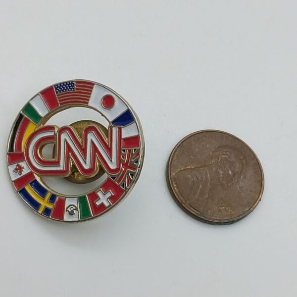 شارة دبوس أخبار CNN العالمية من المينا العتيقة، أعلام العالم