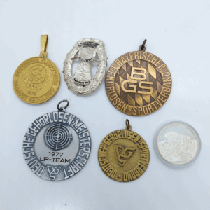 ميداليات ألمانية قديمة من السبعينيات والثمانينيات، إحداها مصنوعة من الفضة الإسترلينية بوزن 14.98 جرام