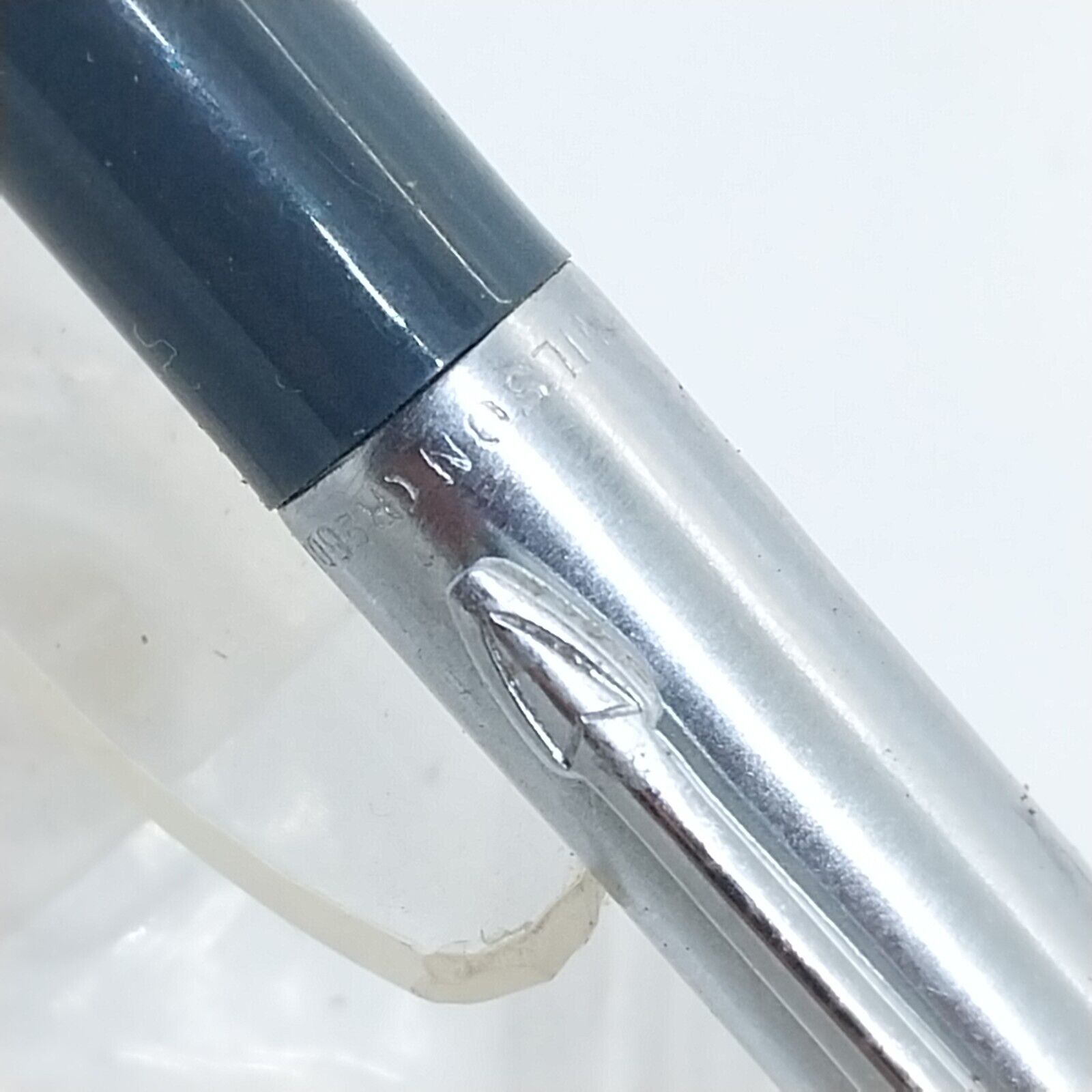 ⁦قلم حبر جاف ويلسون (طراز جوتر) باللون الرمادي العتيق، الولايات المتحدة الأمريكية، خيط نحاسي داخلي 11831⁩ - الصورة ⁦2⁩