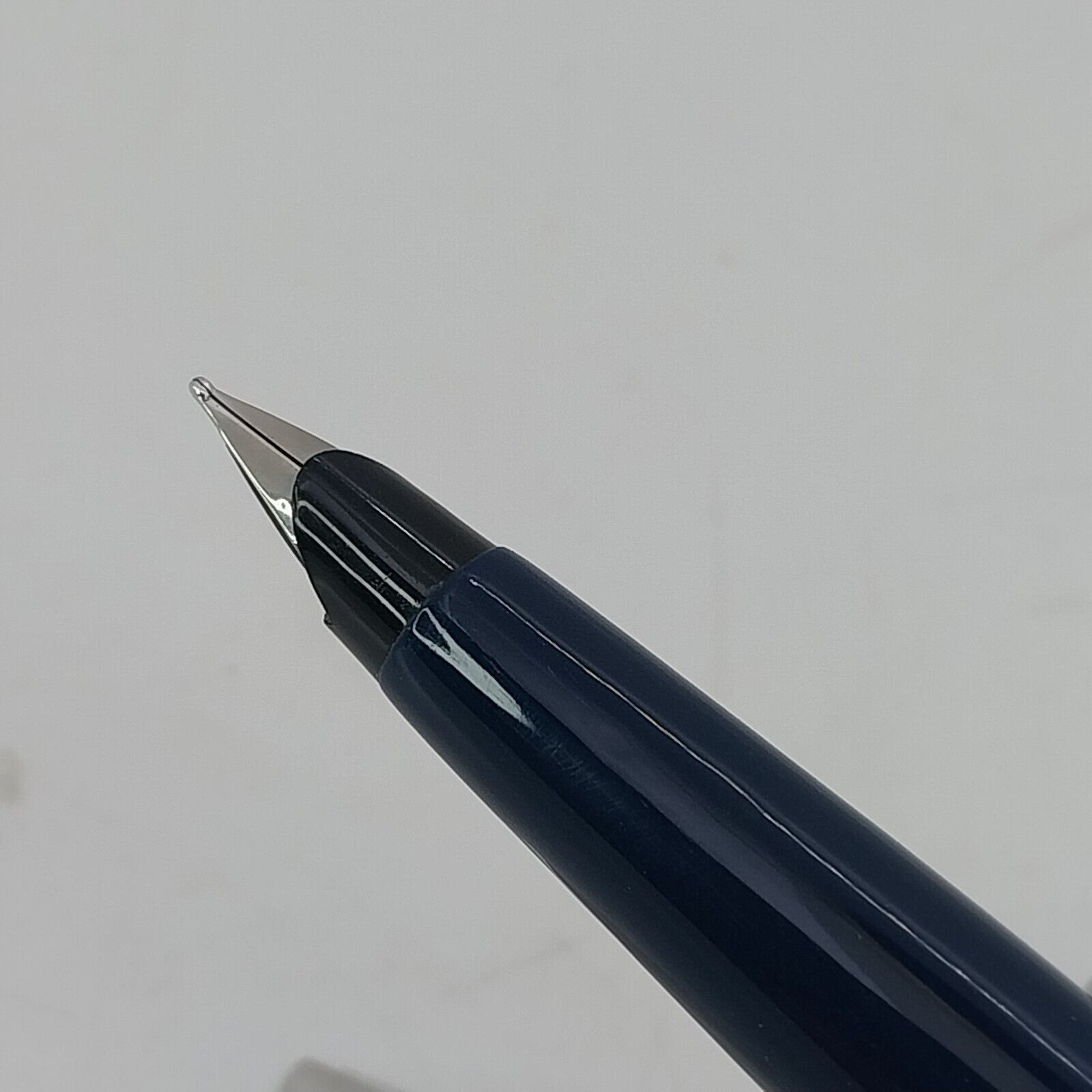 ⁦قلم حبر جاف باركر 45 من فينتاج مينت، الولايات المتحدة الأمريكية، رأس متوسط، لون أزرق داكن، رقم 11493⁩ - الصورة ⁦4⁩