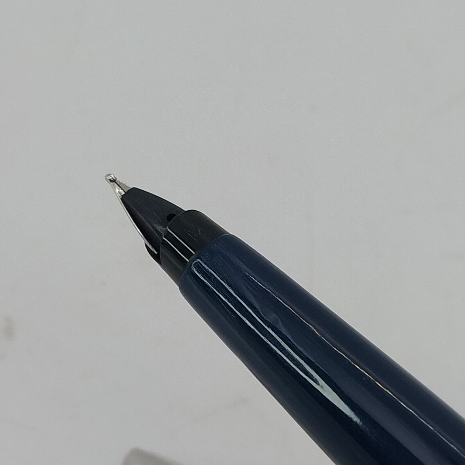 ⁦قلم حبر جاف باركر 45 من فينتاج مينت، الولايات المتحدة الأمريكية، رأس متوسط، لون أزرق داكن، رقم 11493⁩ - الصورة ⁦7⁩