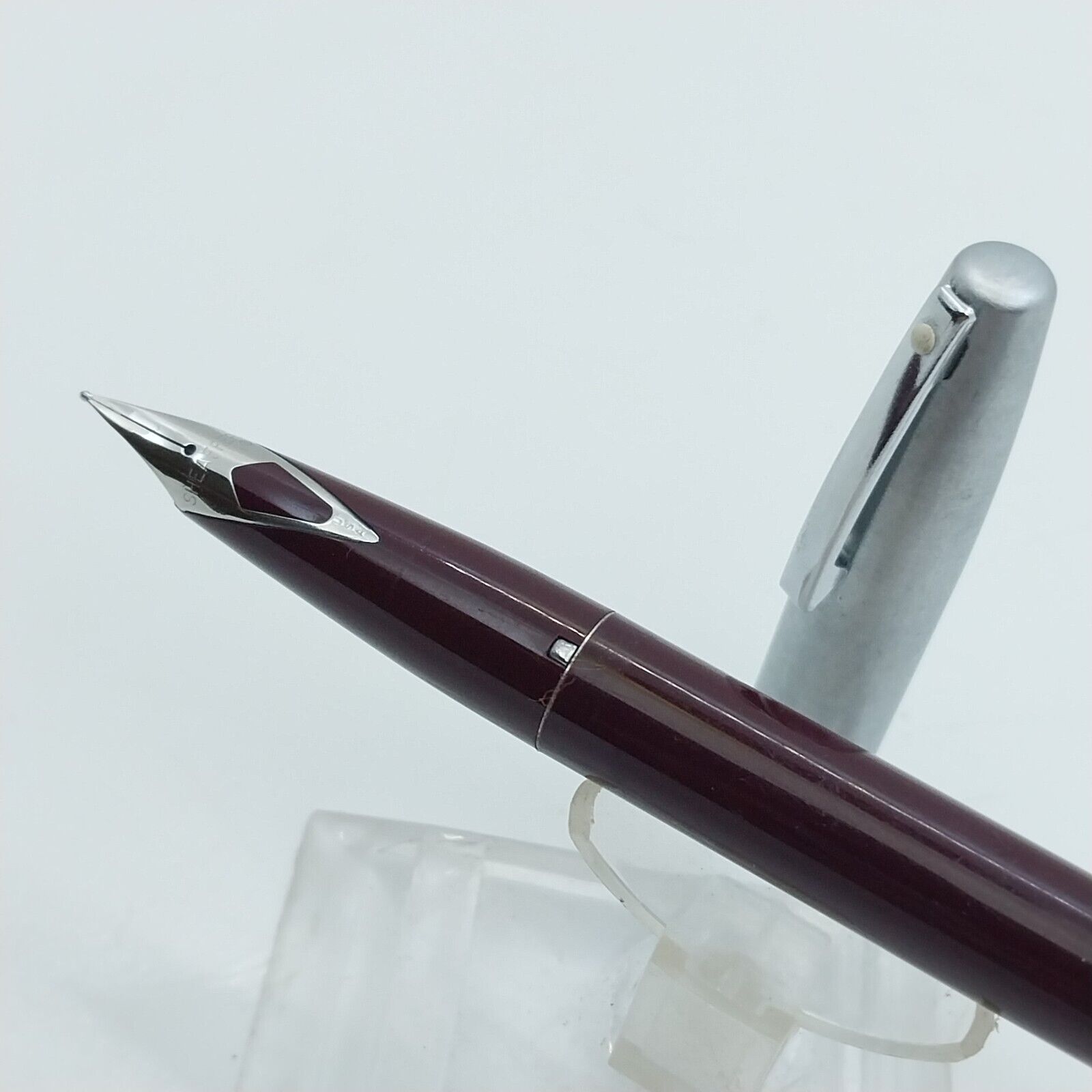 ⁦قلم حبر جاف عتيق من ماركة شيفر إمبريال بلون بورجوندي، رأس F، الولايات المتحدة الأمريكية رقم 11544⁩ - الصورة ⁦2⁩