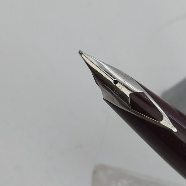 ⁦قلم حبر جاف Sheaffer Imperial عتيق بحالة ممتازة، رأس F بلون عنابي، الولايات المتحدة الأمريكية رقم 11596⁩ - الصورة ⁦9⁩