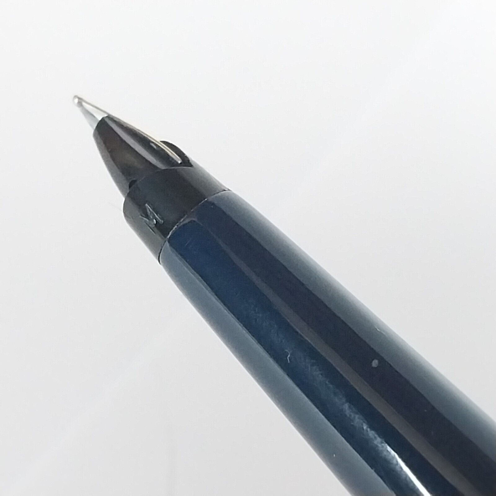 ⁦قلم حبر باركر 45 عتيق، الولايات المتحدة الأمريكية، رأس متوسط، لون أزرق داكن، رقم 11490⁩ - الصورة ⁦20⁩