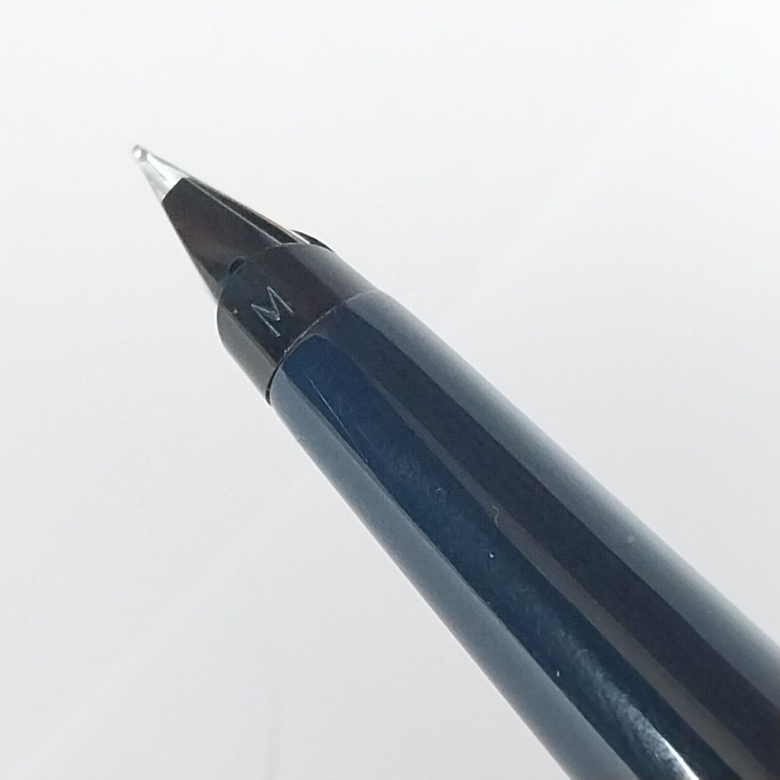 ⁦قلم حبر باركر 45 عتيق، الولايات المتحدة الأمريكية، رأس متوسط، لون أزرق داكن، رقم 11490⁩ - الصورة ⁦21⁩