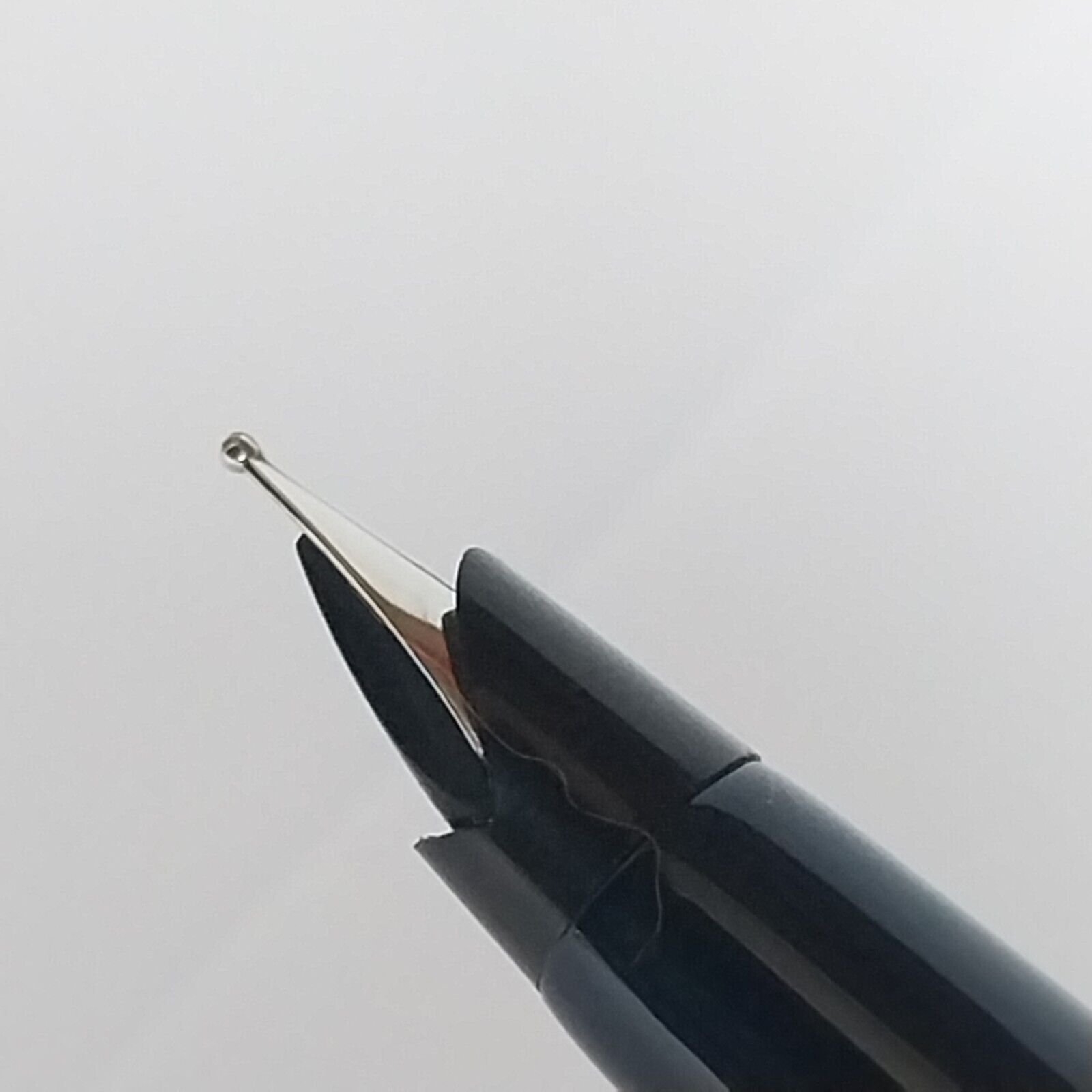 ⁦قلم حبر باركر 45 عتيق، الولايات المتحدة الأمريكية، رأس متوسط، لون أزرق داكن، رقم 11490⁩ - الصورة ⁦5⁩