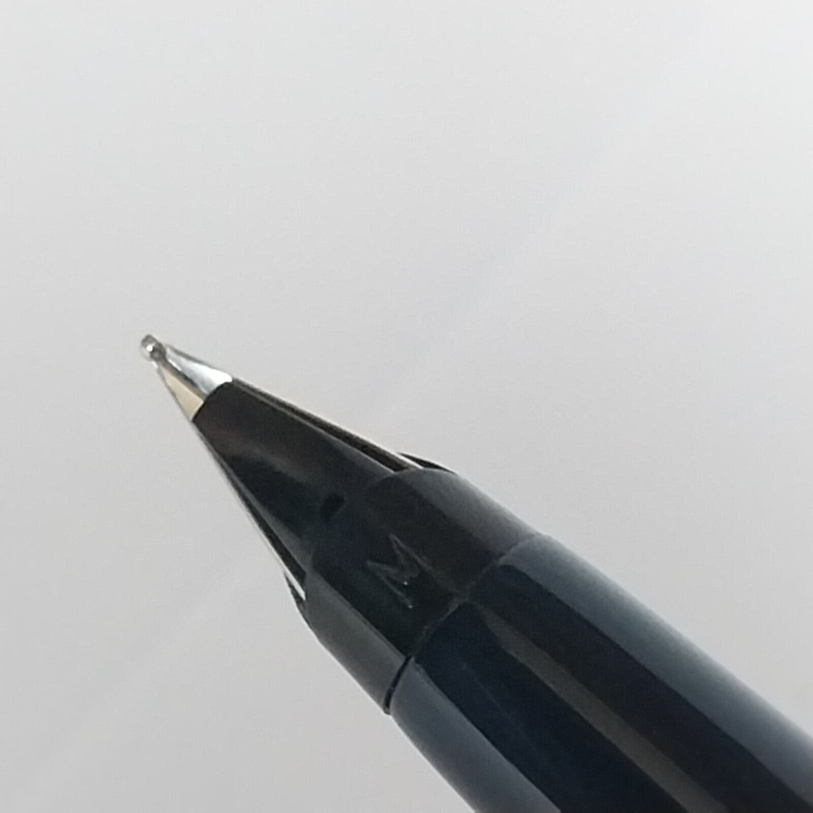 ⁦قلم حبر باركر 45 عتيق، الولايات المتحدة الأمريكية، رأس متوسط، لون أزرق داكن، رقم 11490⁩ - الصورة ⁦6⁩