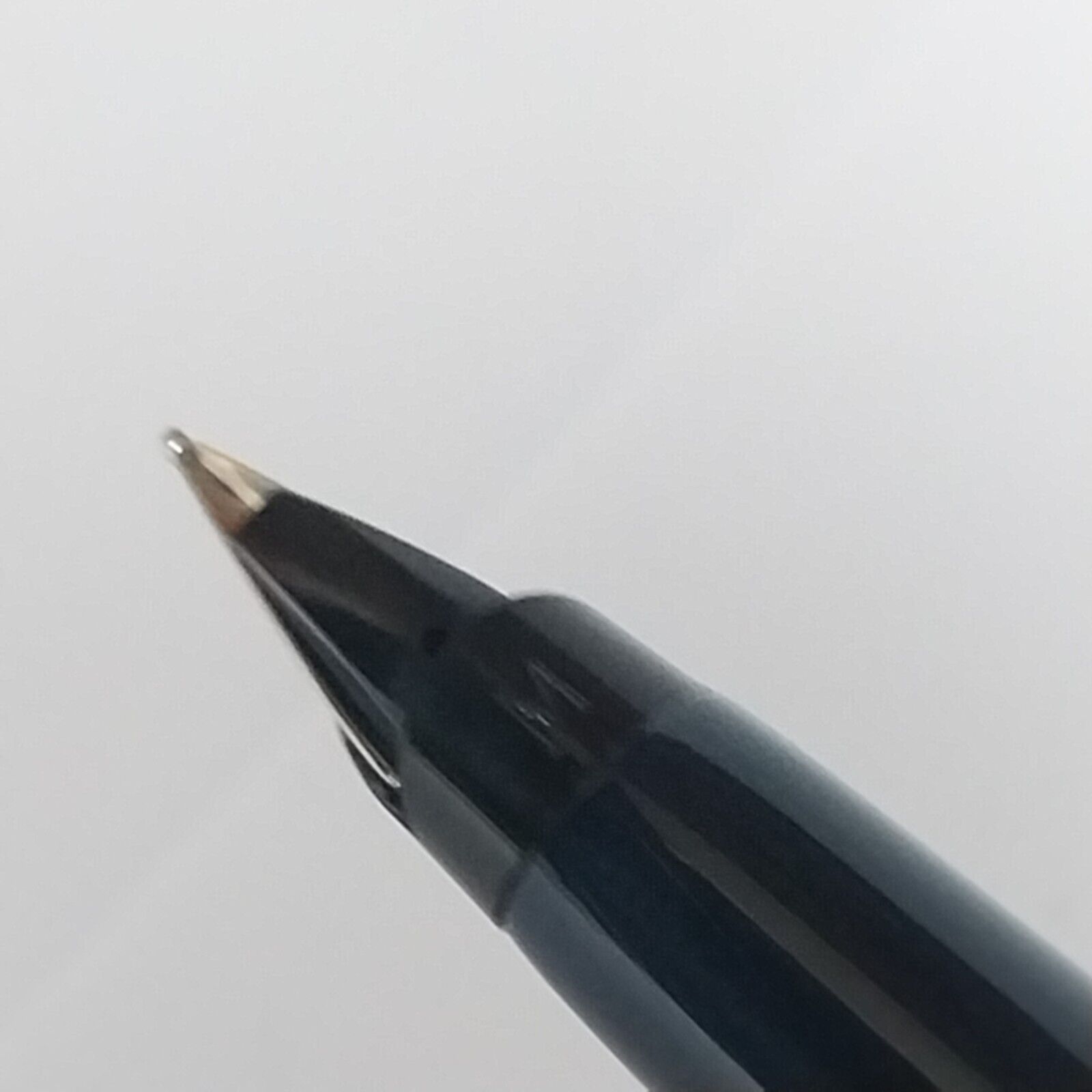 ⁦قلم حبر باركر 45 عتيق، الولايات المتحدة الأمريكية، رأس متوسط، لون أزرق داكن، رقم 11490⁩ - الصورة ⁦7⁩