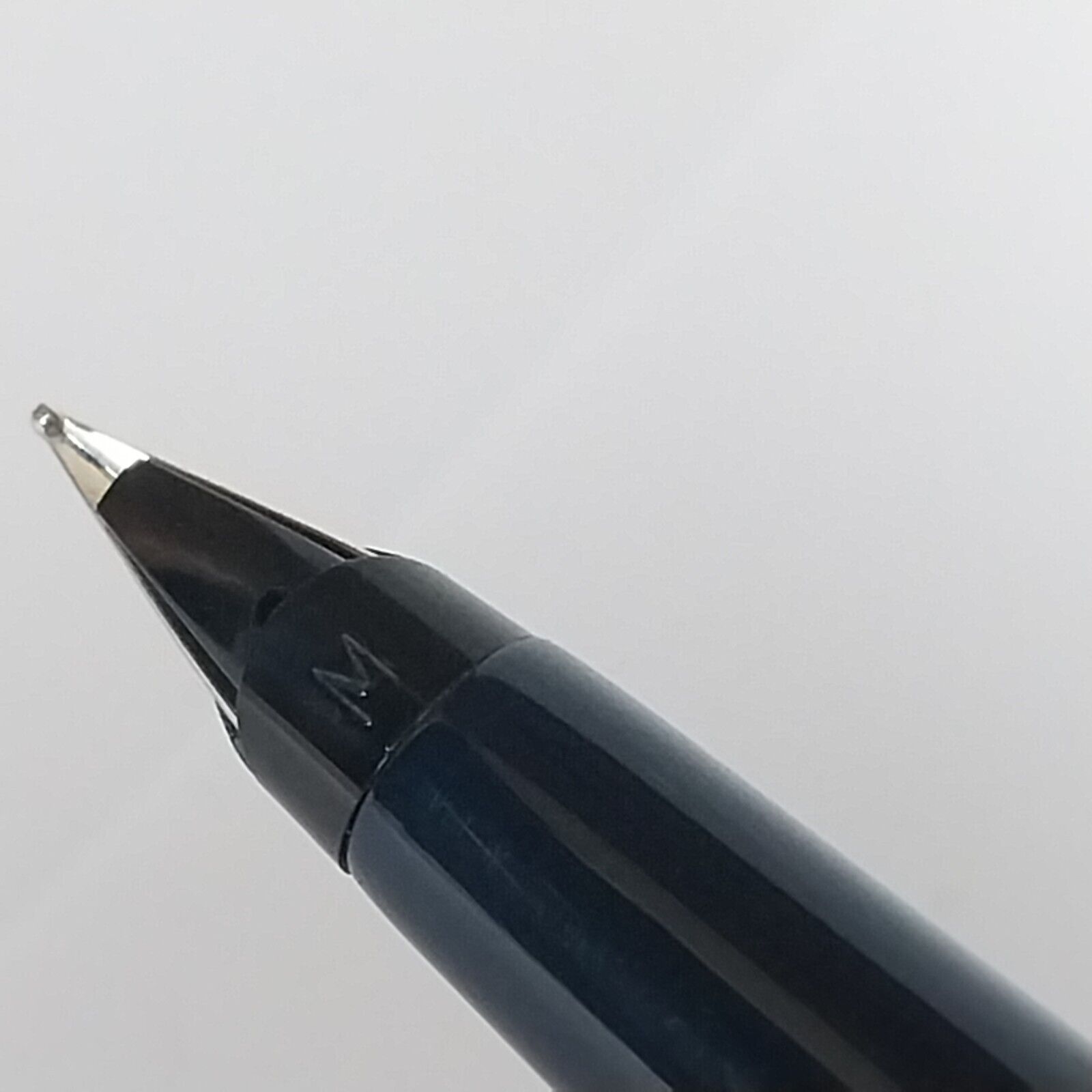 ⁦قلم حبر باركر 45 عتيق، الولايات المتحدة الأمريكية، رأس متوسط، لون أزرق داكن، رقم 11490⁩ - الصورة ⁦8⁩