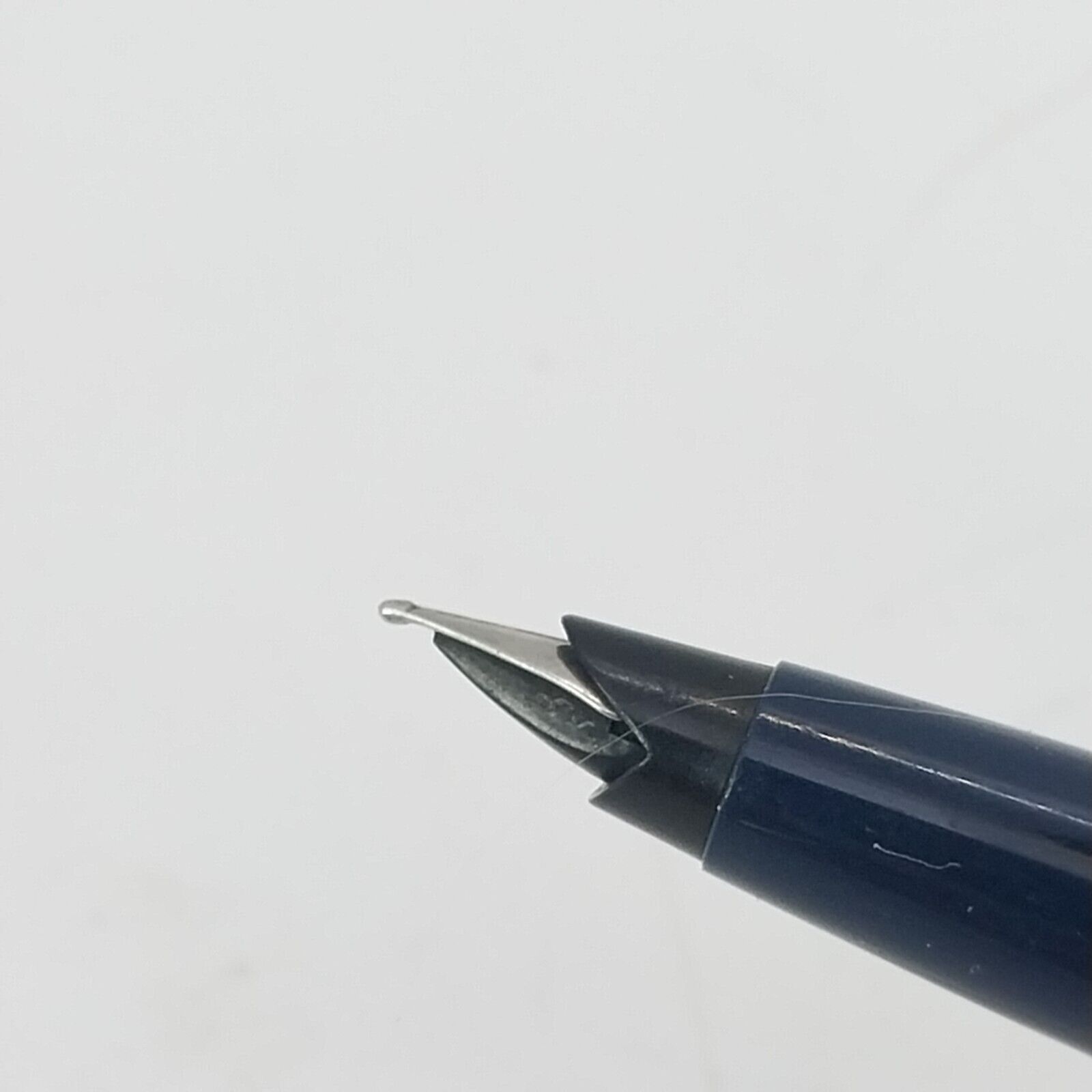 ⁦قلم حبر باركر 45 عتيق، الولايات المتحدة الأمريكية، رأس متوسط، لون أزرق داكن، رقم 11491⁩ - الصورة ⁦4⁩