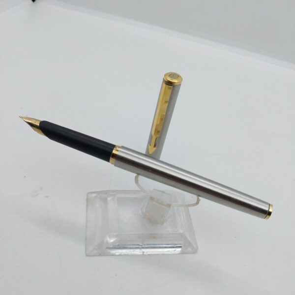 Vintage Parker Arrow Fountain Pen, IC=1984 England Chrome & Golden #11555