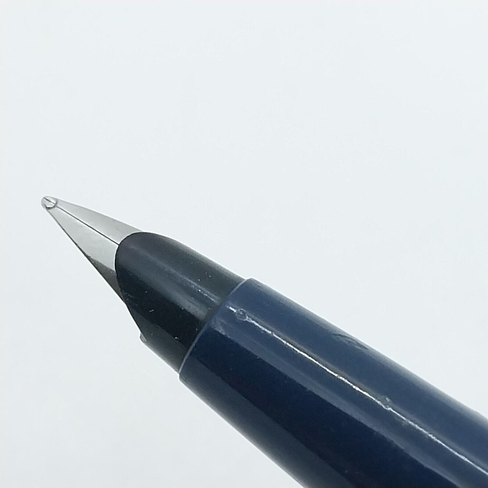 ⁦قلم حبر باركر 45 النادر من مينت، رأس متوسط، لون أزرق داكن، الولايات المتحدة الأمريكية رقم 11533⁩ - الصورة ⁦3⁩