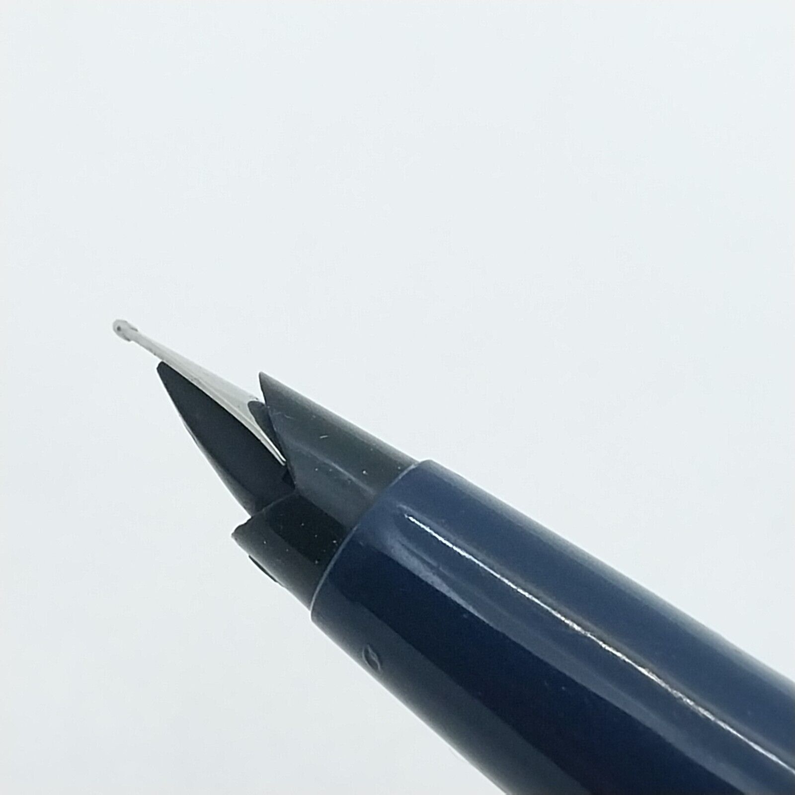 ⁦قلم حبر باركر 45 النادر من مينت، رأس متوسط، لون أزرق داكن، الولايات المتحدة الأمريكية رقم 11533⁩ - الصورة ⁦4⁩