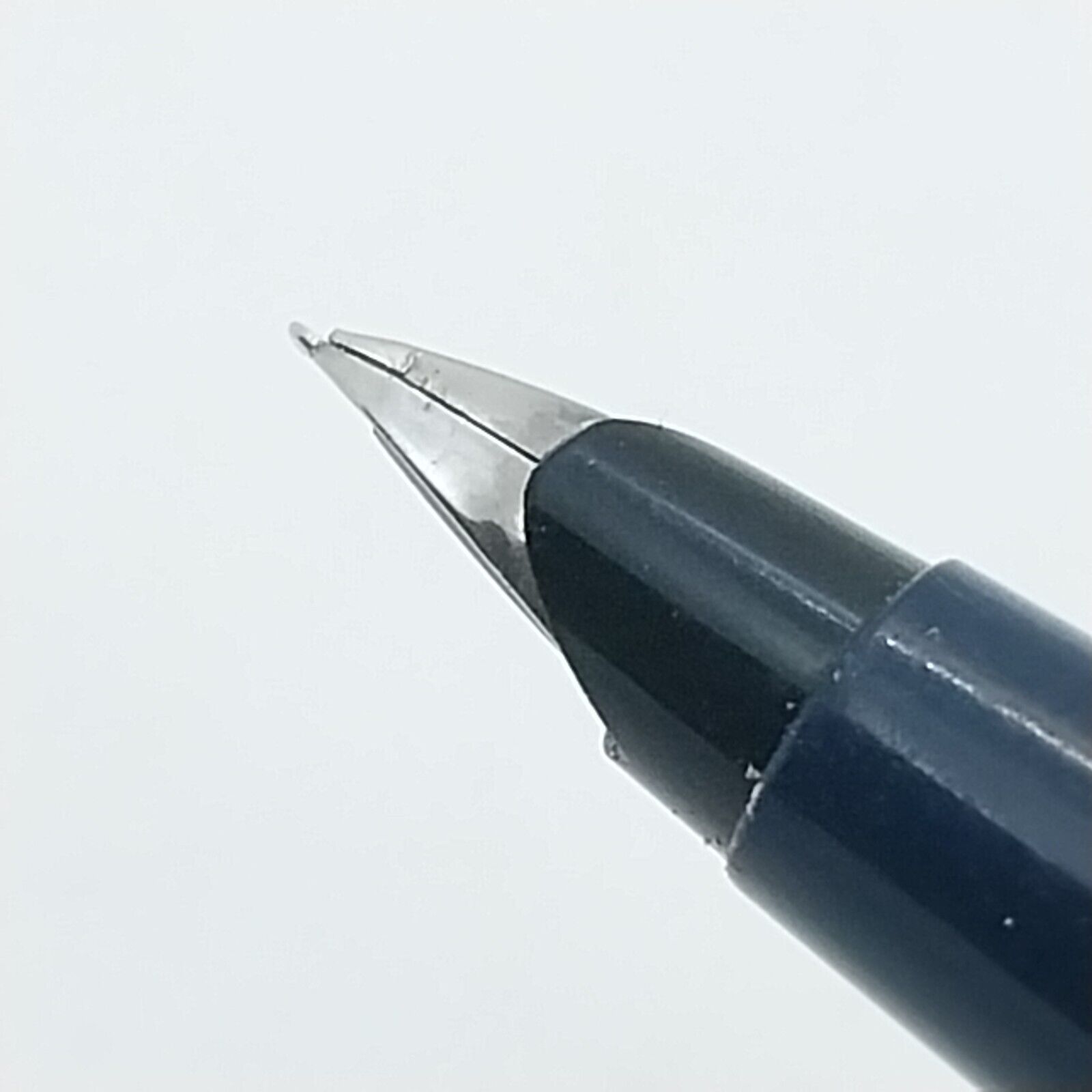 ⁦قلم حبر باركر 45 النادر، رأس مكسور، لون أزرق داكن، الولايات المتحدة الأمريكية رقم 11532⁩ - الصورة ⁦3⁩