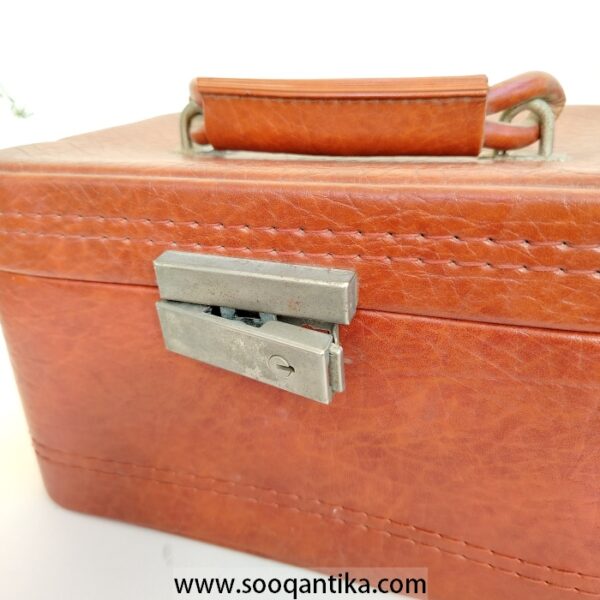Very old faux leather jewelry bag in very good condition - Image 9