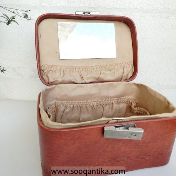 Very old faux leather jewelry bag in very good condition - Image 8