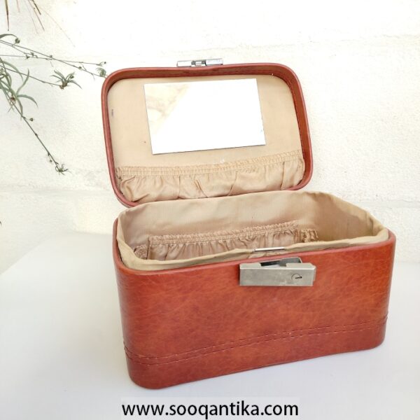 Very old faux leather jewelry bag in very good condition - Image 4